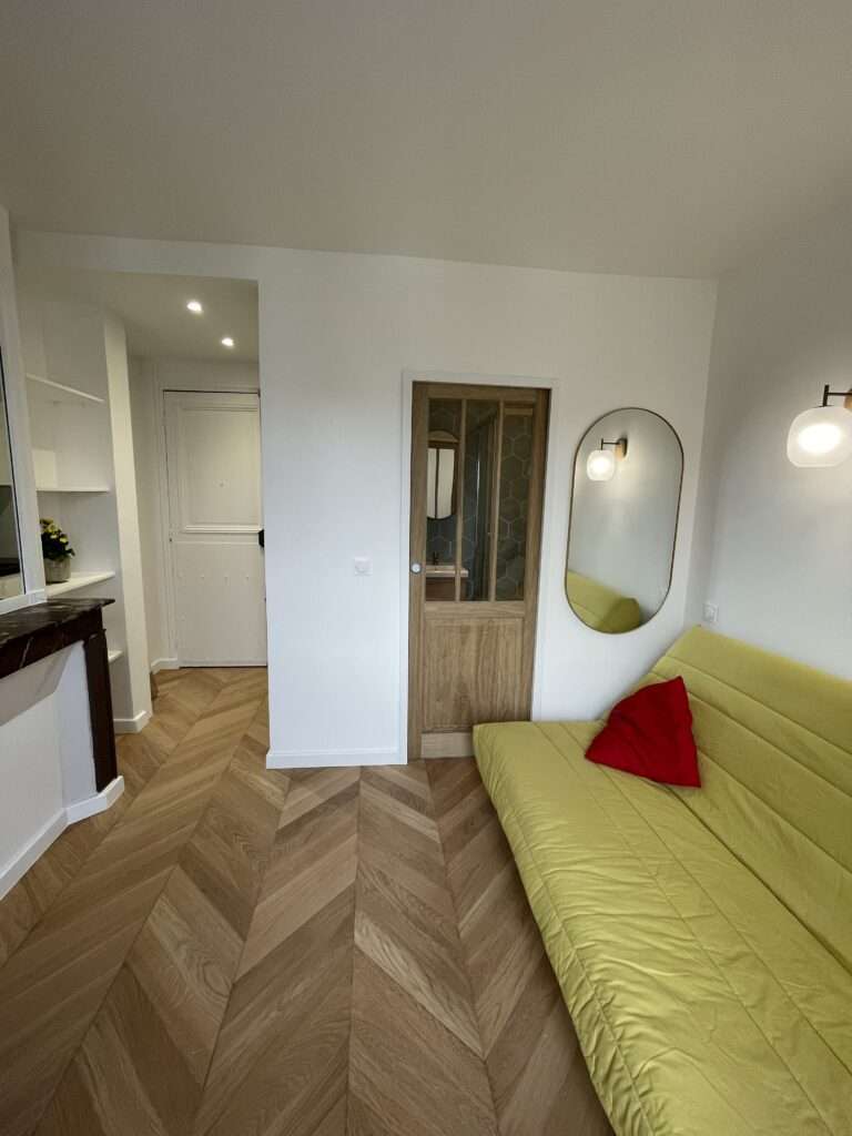 Situé dans le 11ème arrondissement à Paris, une refonte totale de ce studio a été pensé afin de créer un espace chaleureux